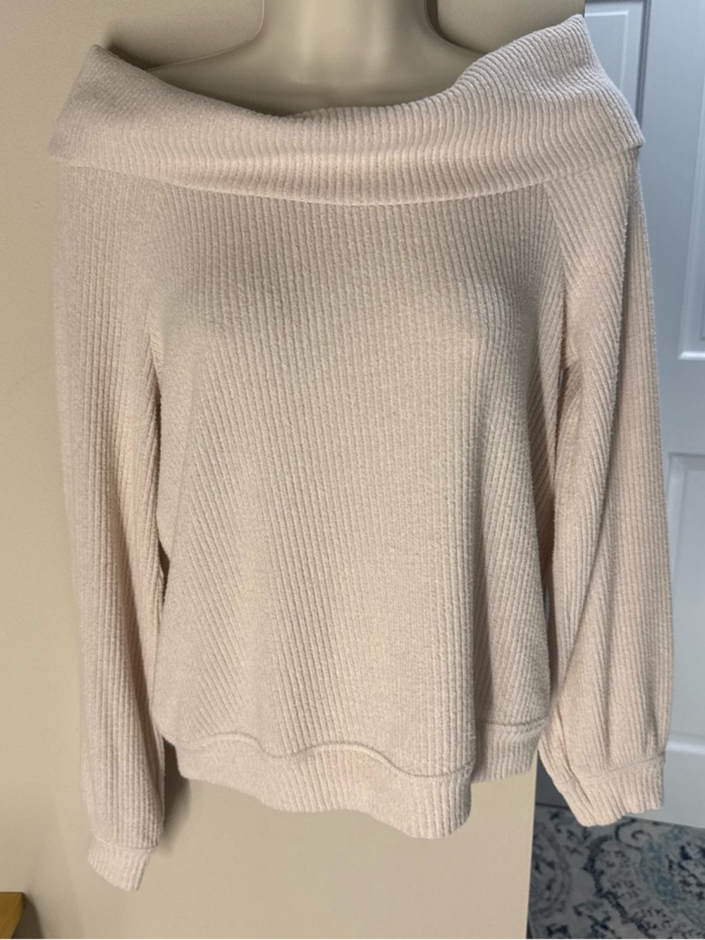Abercrombie & Fitch of the shoulder sweater
